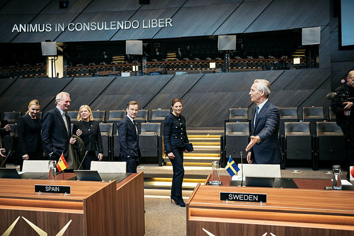 Prime Minister Ulf Kristersson, HRH Crown Princess Victoria, Minister for Energy, Business and Industry Ebba Busch, Sweden’s Ambassador to NATO Axel Wernhoff, Social Democratic Party Leader Magdalena Andersson and NATO Secretary General Jens Stoltenberg at NATO Headquarters in Brussels.