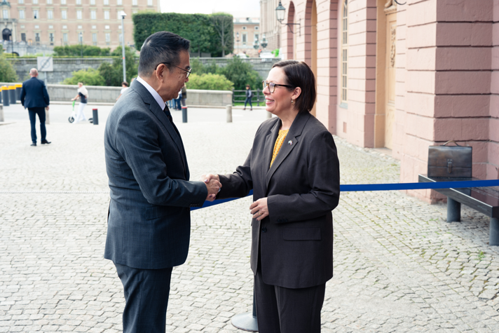 Minister for Foreign Affairs Maria Malmer Stenergard and Thailand’s Minister of Foreign Affairs Maris Sangiampongsa shake hands.
