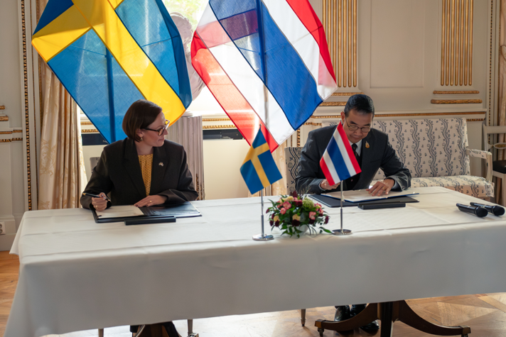 Minister for Foreign Affairs Maria Malmer Stenergard and Thailand’s Minister of Foreign Affairs Maris Sangiampongsa sign agreement.