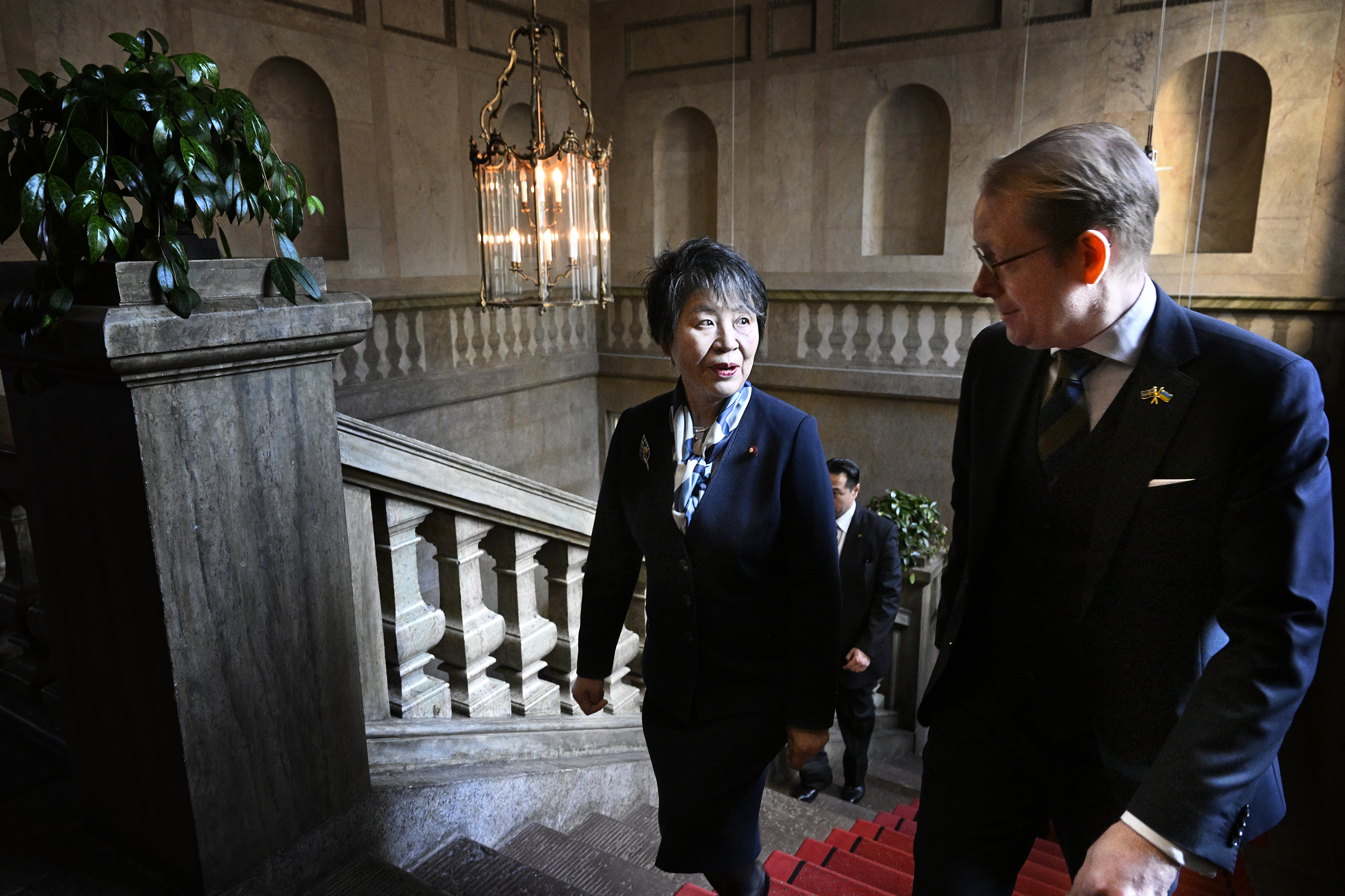 Foreign Minister Tobias Billström and Japanese counterpart Yōko Kamikawa beside one another. 