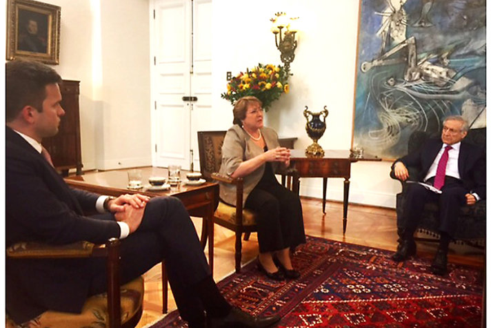 Gabriel Wikström, Michelle Bachelet and Heraldo Muñoz Valenzuela are sitting in a room and having a conversation