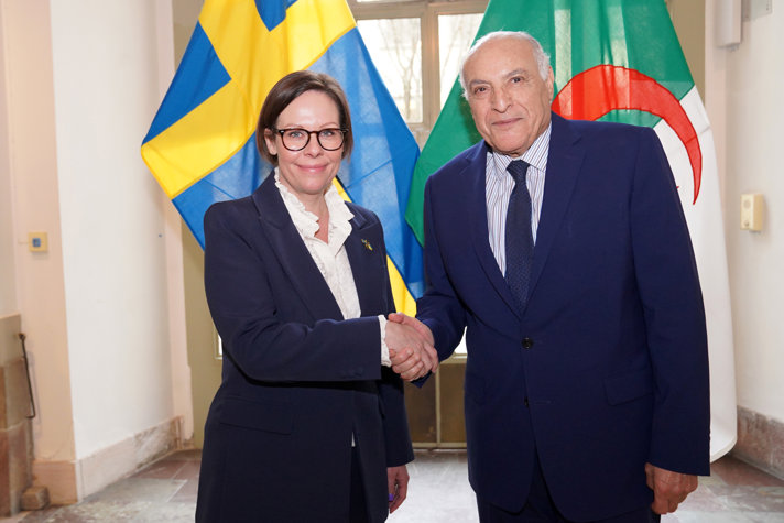 Minister for Foreign Affairs Maria Malmer Stenergard with Algerian Minister For Foreign Affairs Ahmed Attaf shaking hands.
