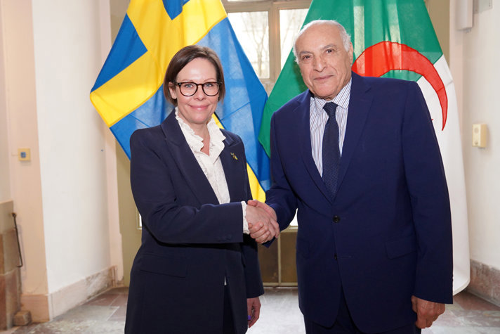 Minister for Foreign Affairs Maria Malmer Stenergard with Algerian Minister For Foreign Affairs Ahmed Attaf shaking hands.