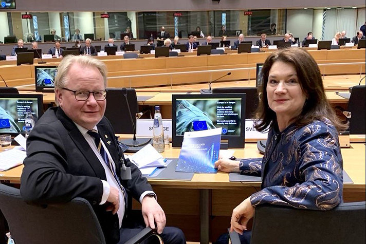 Peter Hultqvist (to the left) and Ann Linde (to the right)  sitting next to each other looking into the camera.