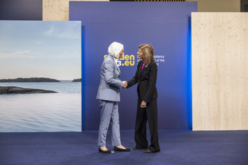 Minister for Health Care Acko Ankarberg Johansson greets Stella Kyriakides, European Commissioner for Health and Food Safety