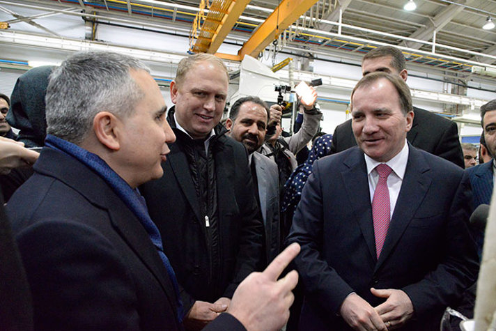 Prime Minister Stefan Löfven talking to other people visiting the Mammut plant outside of Tehran, Scania’s local partner in Iran.