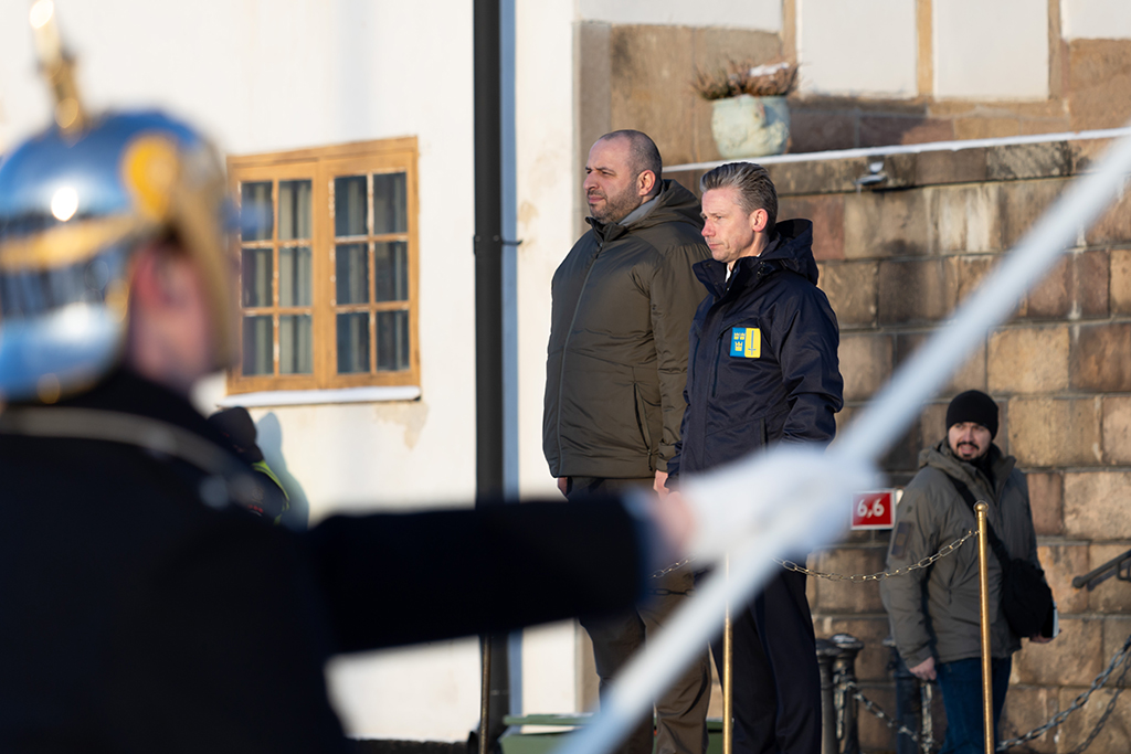 Umerov and Jonson stands at attention as the guard of honour salutes them. 