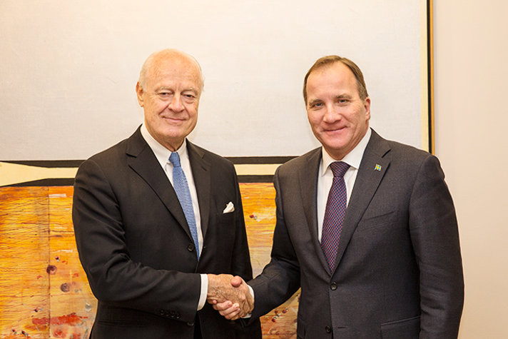 Mr Löfven and Mr de Mistura shaking hands.