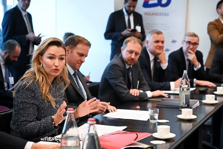 Ebba Busch, Swedish Minister for Energy, Business and Industry, is sitting at a table, leading a meeting with the nuclear power alliance.