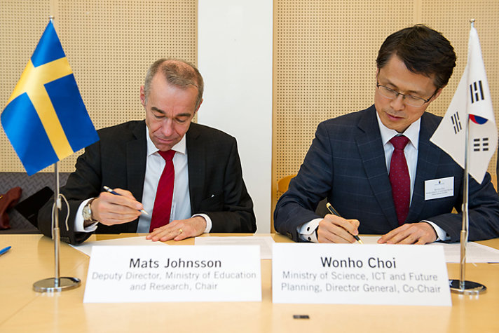 Mr Mats Johansson, Swedish Ministry of Education and Research and Mr Wonho Choi, South Korean Ministry of Science, ICT and Future Planning