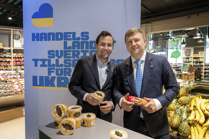 Minister for International Development Cooperation and Foreign Trade Benjamin Dousa and Ukraine's Minister of Agrarian Policy and Food of Ukraine Vitalii Koval holding Ukrainian products.