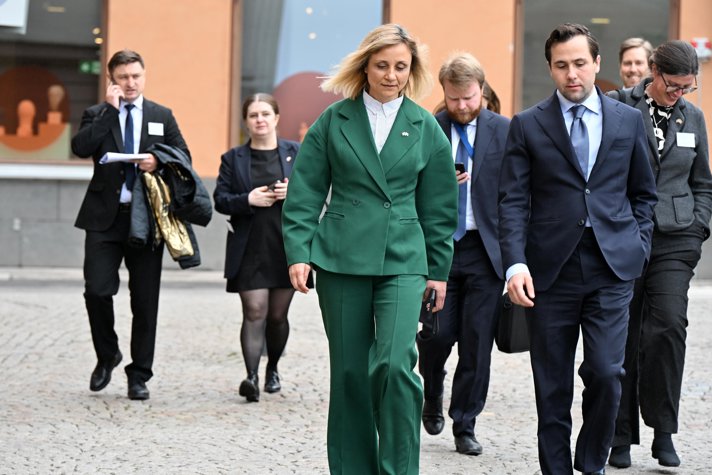 Benjamin Dousa and Doina Nistor walking togheter outdoors.