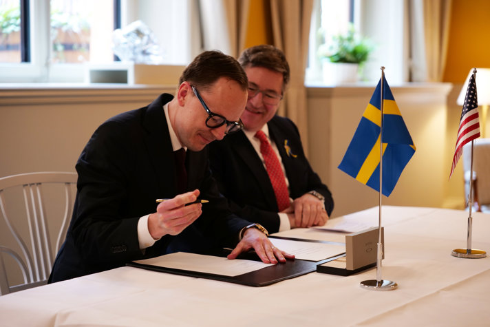 Minister for Education Mats Persson signs Artemis Accords. 
