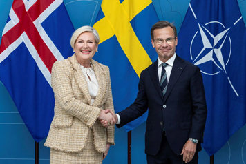 Prime Minister Ulf Kristersson and Iceland’s President Halla Tómasdóttir shaking hands