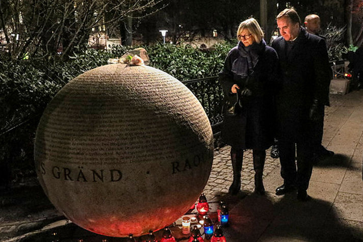 Prime Minister Stefan Löfven and his wife Ulla standing next to the Wallenberg monument