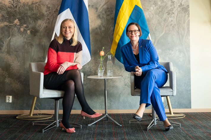 Minister for Foreign Affairs Maria Malmer Stenergard and Finland’s Minister for Foreign Affairs Elina Valtonen smiling and looking towards the camera