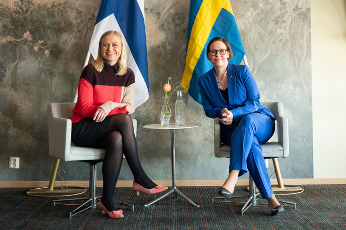 Minister for Foreign Affairs Maria Malmer Stenergard and Finland’s Minister for Foreign Affairs Elina Valtonen smiling and looking towards the camera