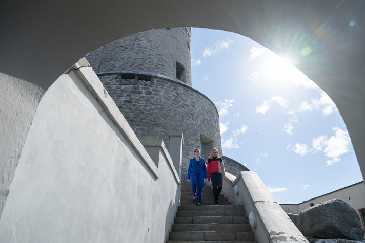 Minister for Foreign Affairs Maria Malmer Stenergard and Finland’s Minister for Foreign Affairs Elina Valtonen walking down stairs outside