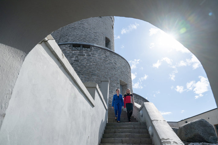 Minister for Foreign Affairs Maria Malmer Stenergard and Finland’s Minister for Foreign Affairs Elina Valtonen walking down stairs outside