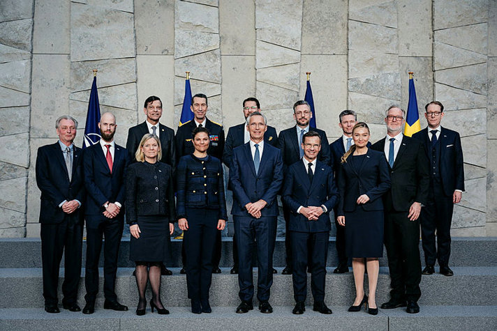 Prime Minister Ulf Kristersson and NATO Secretary General Jens Stoltenberg together with the Swedish delegation.