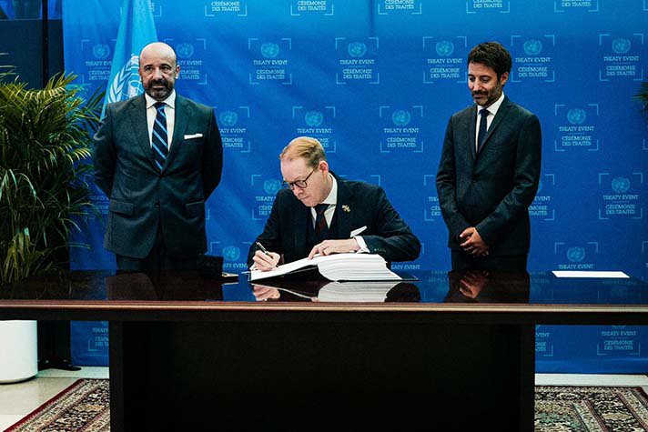 Billström signing a treaty