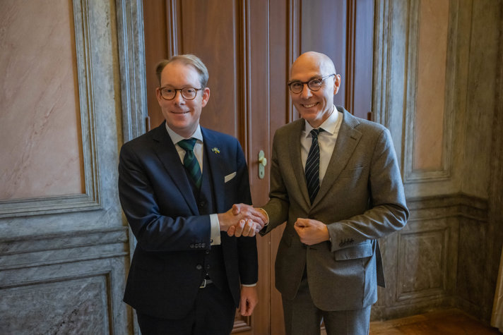 Minister for Foreign Affairs Tobias Billström shaking handswith UN High Commissioner for Human Rights Volker Türk.