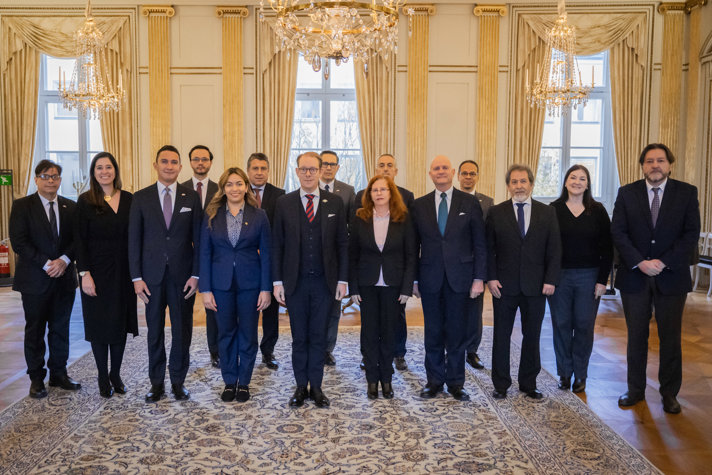 Minister for Foreign Affairs Tobias Billström stands with 14 other ambassadors for a group photo. 