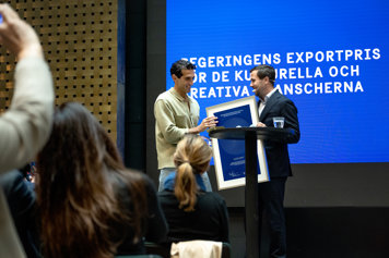 Josef Fares receives an award at the ceremony.