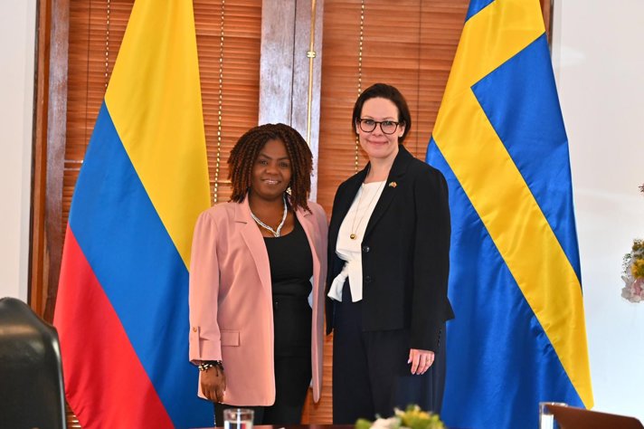 Minister for Foreign Affairs Maria Malmer Stenergard and Colombia’s Vice President and Minister of Equality and Equity Francia Márquez standing in front of the Swedish and Colombian flags.