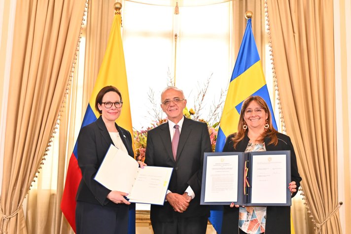Minister for Foreign Affairs Maria Malmer Stenergard, Colombia’s Minister of National Defence Iván Velásquez and Minister of Justice Ángela María Buitrago holding up a bilateral agreement on law enforcement.