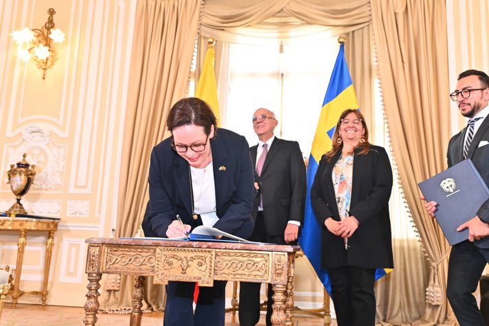 Minister for Foreign Affairs Maria Malmer Stenergard signing a bilateral agreement on law enforcement and Colombia’s Minister of National Defence Iván Velásquez and Minister of Justice Ángela María Buitrago are visible in the background.