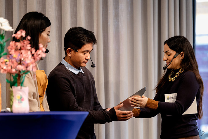 Minister for Culture Parisa Liljestrand presented the award to representatives of Sithar Chhim.