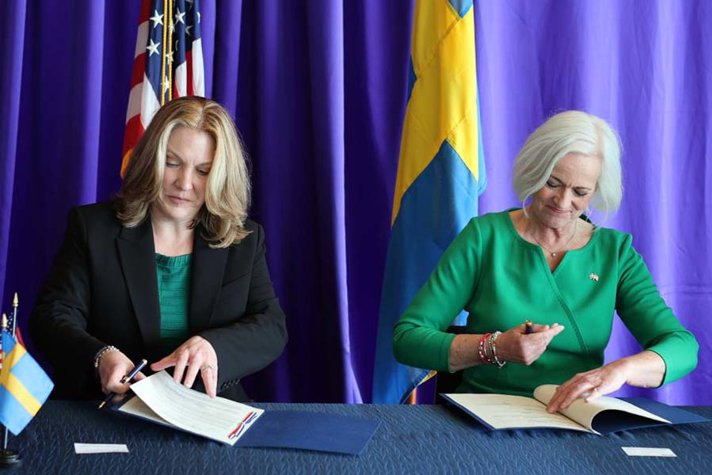 Deputy Secretary for Health and Human Services, Andrea Palm, and Minister for Health Care, Acko Ankarberg Johansson, signing the agreement.